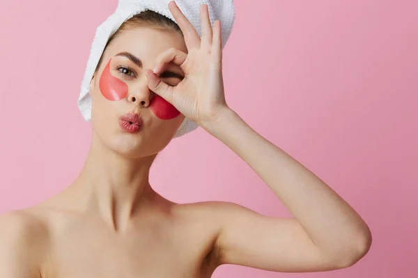 Kobieta różowe plamy czysta skóra uśmiech stwarzające odosobnione tło — Zdjęcie stockowe