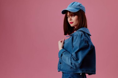 Güzellik modası kadın kot şapkası kırmızı dudaklar moda pembe arka plan değiştirilmemiş