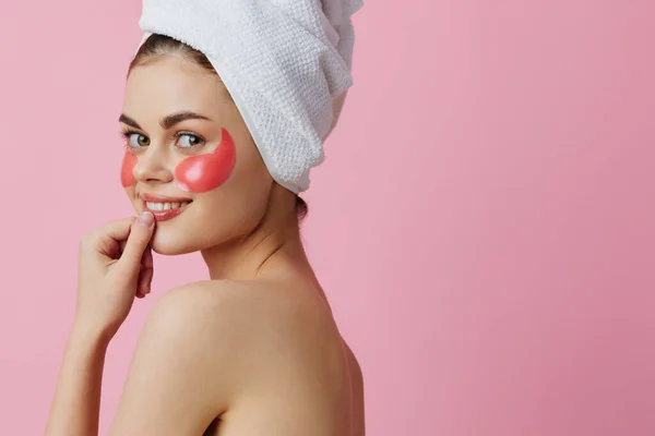 Retrato mujer cuidado de la piel parches para la cara hombros desnudos fondo aislado — Foto de Stock