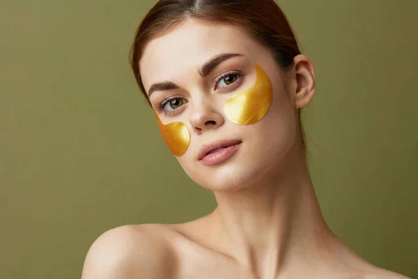 Muda wanita emas patch di wajah close-up Lifestyle — Stok Foto