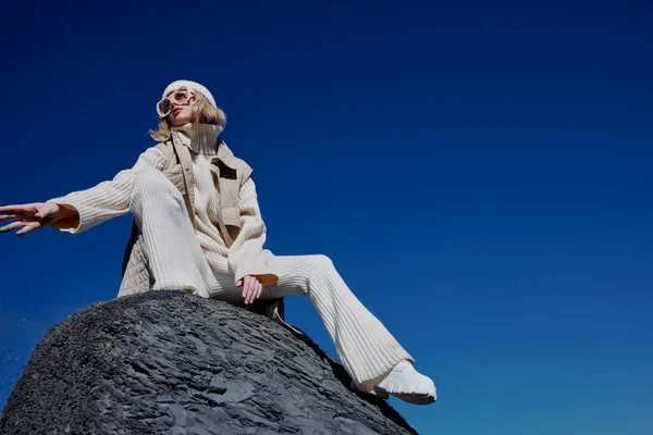 Mujer otoño estilo viaje a las montañas bosque naturaleza estilo de vida —  Fotos de Stock