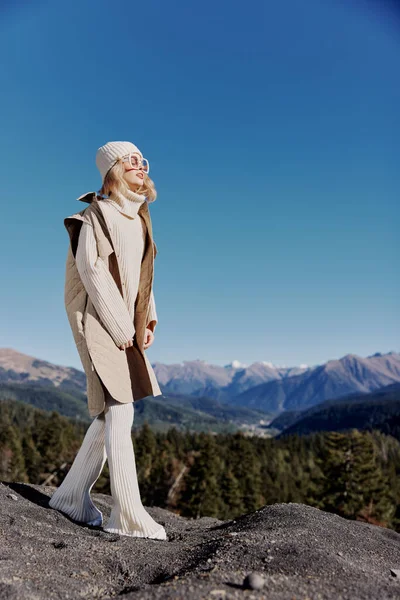 Turysta stojący na szczycie górskiego krajobrazu leśnego — Zdjęcie stockowe