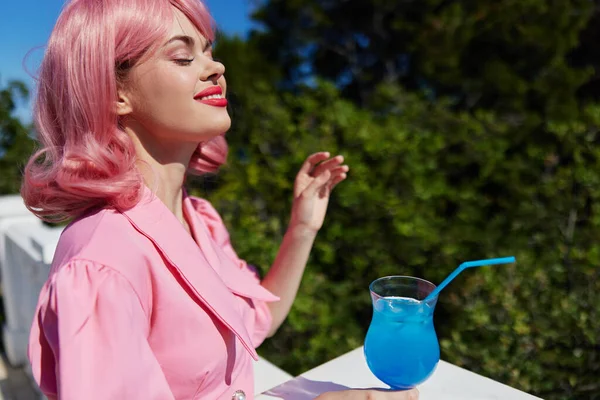 Junge Frau mit rosa Haaren Sommercocktail Erfrischungsgetränk Sommertag — Stockfoto