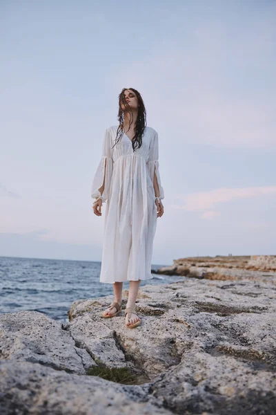 Beyaz elbiseli kadın okyanus doğasını sallıyor. — Stok fotoğraf