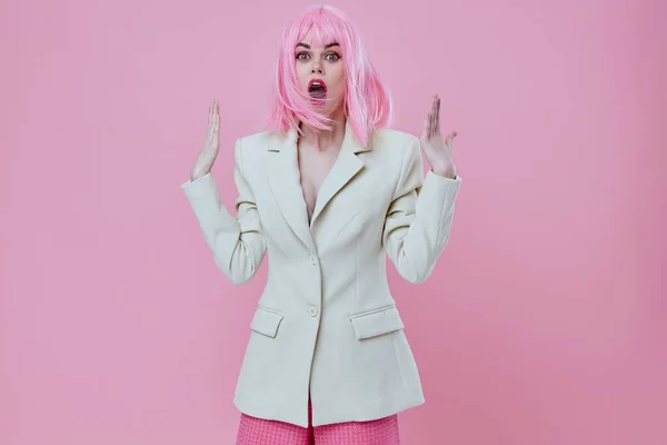 Skönhet mode kvinna attraktiv look vit kavaj rosa peruk rosa bakgrund oförändrad — Stockfoto