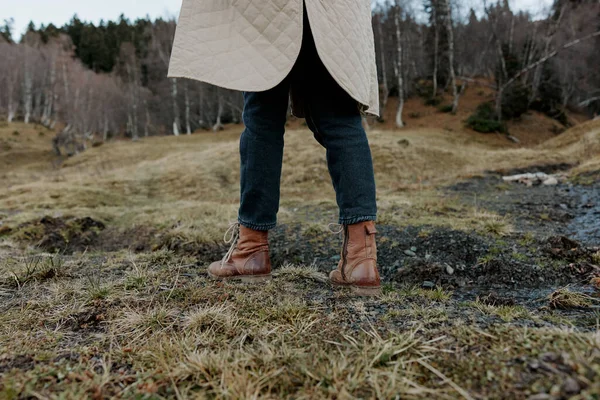 女人的秋靴剪裁看自然旅行 — 图库照片