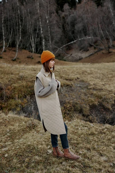 Mladá žena v oranžové klobouk příroda podzim životní styl — Stock fotografie