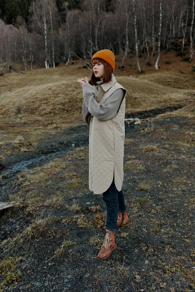 Žena v oranžovém klobouku příroda podzim řeka životní styl — Stock fotografie