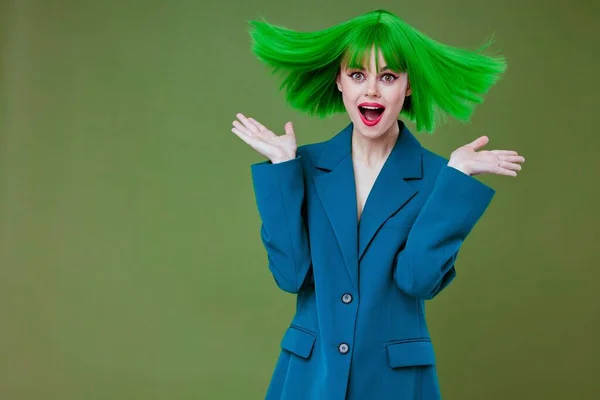 Όμορφη μοντέρνα κορίτσι διασκεδαστική χειρονομία χέρια πράσινα μαλλιά μόδα πράσινο φόντο αναλλοίωτο — Φωτογραφία Αρχείου