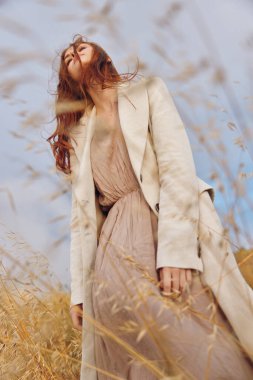 Güzel kadın buğday kırsal arazi özgürlüğü sonbahar mevsimi konsepti
