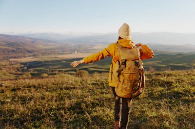 Kadın manzara dağlarına hayran doğa yaşam tarzı