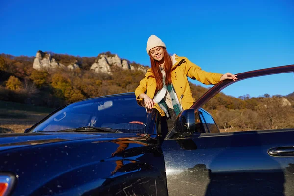 Γυναίκα αυτοκίνητα ταξίδι στα βουνά τοπίο Ταξίδι Καθαρός αέρας — Φωτογραφία Αρχείου