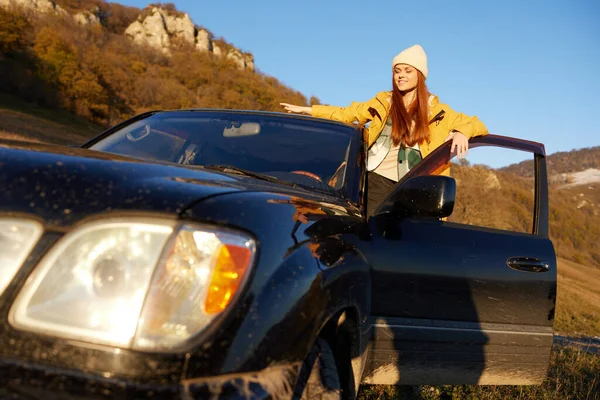 Mulher perto do carro admirando a paisagem montanhas natureza Estilo de vida — Fotografia de Stock