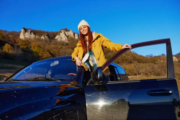 Γυναίκα τουριστικά αυτοκίνητα ταξίδι στα βουνά τοπίο Ταξίδι Lifestyle — Φωτογραφία Αρχείου
