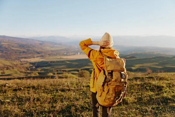 Mujer montaña superior naturaleza viaje aventura estilo de vida — Foto de Stock