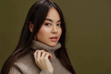 Kışın süveter giyen güzel bir kadın. Kozmetik kıyafetler. Yaşam tarzı.