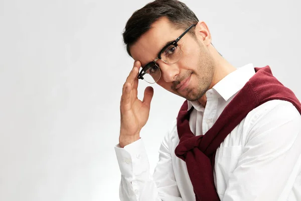 Affärsman porträtt med glasögon självförtroende poserar känslor företag och kontor koncept — Stockfoto