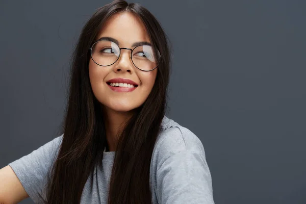 Bruneta brýle na tvář módní životní styl šedé tričko studio model — Stock fotografie