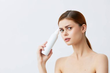 Güzel kadın losyonu kavanozu temiz cilt sağlığı geçmişi gri