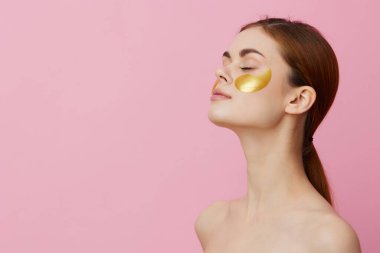 Yüzünde güzel altın bantlar var. Yakın plan hayat tarzı.