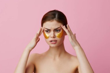 Kadın, gençleştirme cilt bakımını duş izole edildikten sonra eğlenceli hale getiriyor.