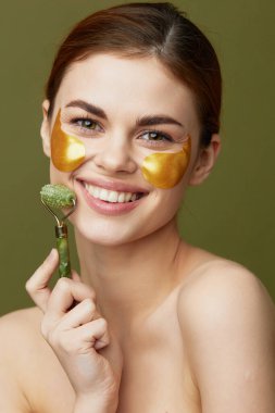 Genç kadın cilt bakımı yüzü çıplak omuzları kaplıyor.