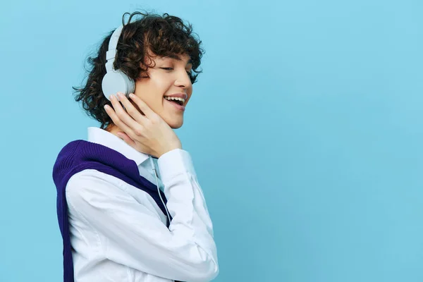 Auriculares hombre tecnología en una camisa blanca con suéter vista recortada — Foto de Stock