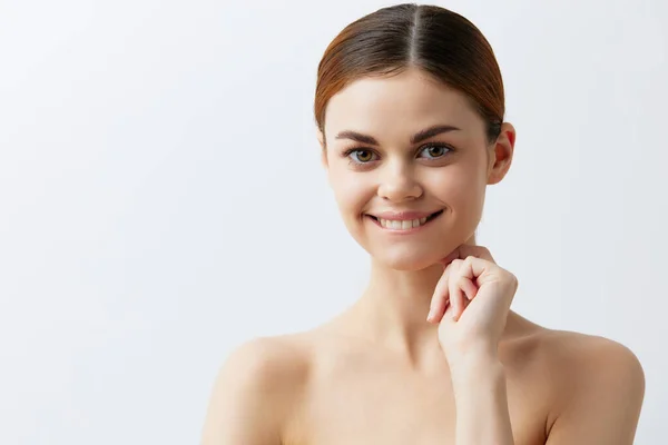 Bella donna sorridente donna spalle nude pelle pulita fascino primo piano Stile di vita — Foto Stock