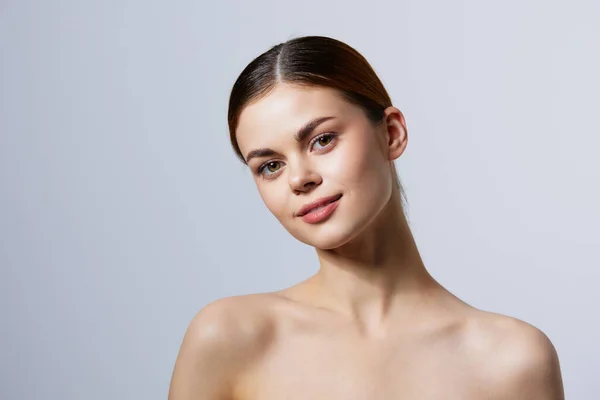 Portret vrouw rood haar kale schouders cosmetica huidverzorging geïsoleerde achtergrond — Stockfoto