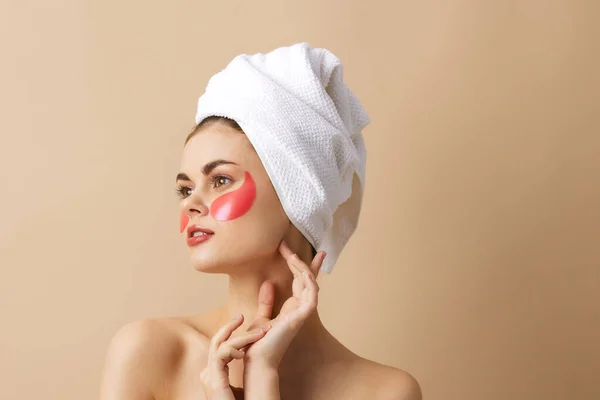 Piękna kobieta z ręcznikiem na głowie gestykulując dłońmi pielęgnacja skóry odizolowane tło — Zdjęcie stockowe