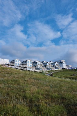 Dağlardaki otel tropik mimari manzaraları gezer.