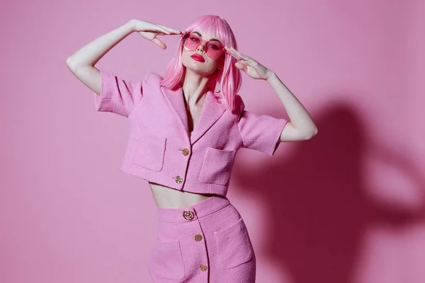Ganska ung kvinna ljus makeup rosa hår glamour snygga glasögon Studio Modell oförändrad — Stockfoto