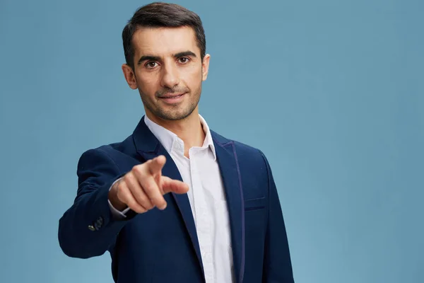 Hombres de negocios gesto de la mano apuntando hacia adelante proceso de negocios Confianza tranquila fondo azul — Foto de Stock