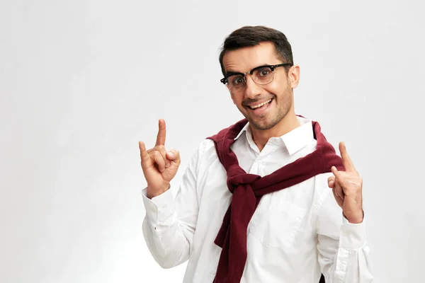 Uomo di successo con gli occhiali fiducia in se stessi posa emozioni isolato sfondo — Foto Stock