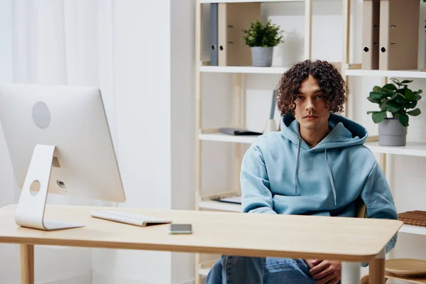 Um jovem sentado na frente do computador internet online Estilo de vida — Fotografia de Stock