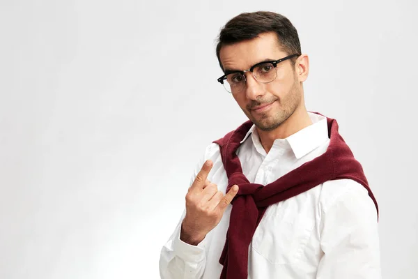 Knappe zakenman met bril zelfvertrouwen poseren emoties elegante stijl — Stockfoto