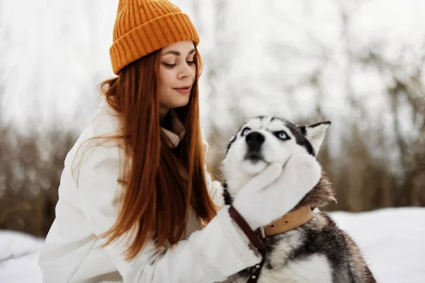 Nő kutya szabadtéri játékok hó szórakozás utazás friss levegő — Stock Fotó