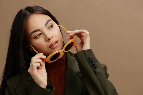 Ung kvinna snygga kläder mode glasögon charm isolerad bakgrund — Stockfoto