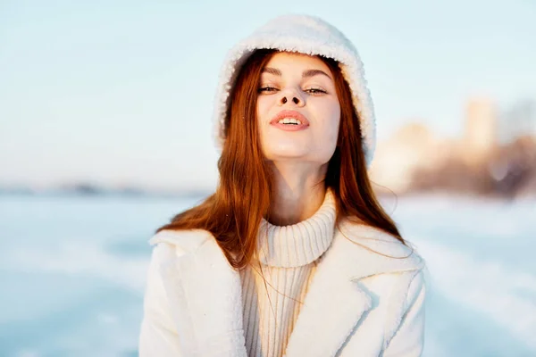 Mujer en un abrigo blanco en un sombrero paisaje de invierno paseo naturaleza —  Fotos de Stock