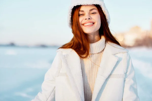 Mooie vrouw rood haar sneeuw veld winter kleding frisse lucht — Stockfoto