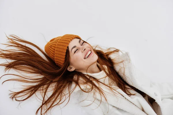 Jonge vrouw ligt op de sneeuw plezier rust natuur wintervakantie — Stockfoto