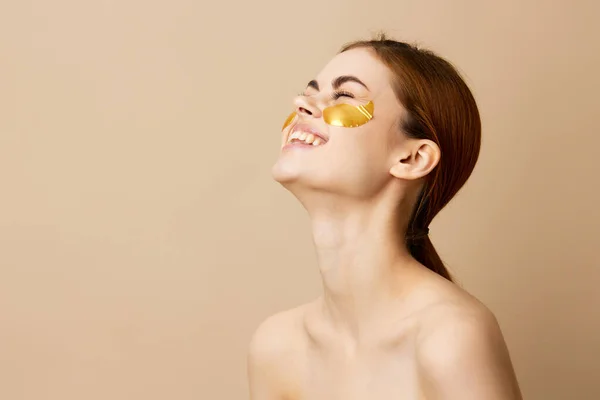 Retrato mujer parches de oro en la cara aislado fondo — Foto de Stock