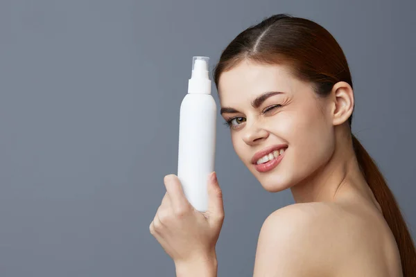 Női testápoló fiatalítás kozmetikumok szürke háttér — Stock Fotó