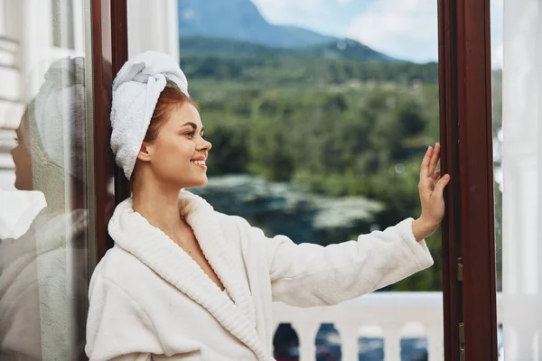 Piękna kobieta w białym szlafroku na balkonie nieco na zielonej naturze Koncepcja relaksu — Zdjęcie stockowe