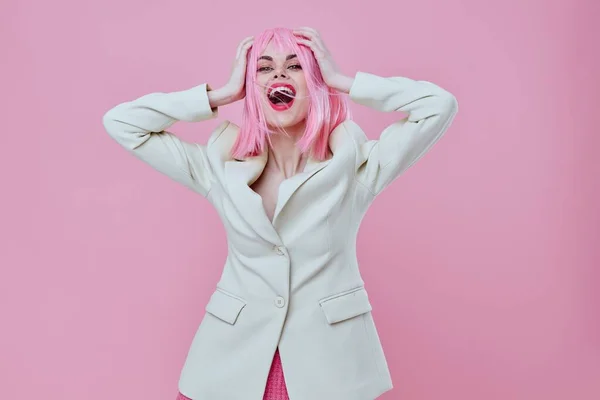 Όμορφη νεαρή γυναίκα ελκυστική ματιά λευκό σακάκι ροζ περούκα χρώμα φόντο αναλλοίωτη — Φωτογραφία Αρχείου