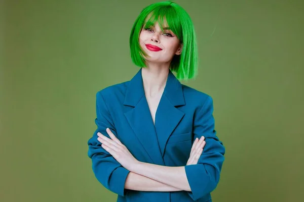 Positivo giovane donna Glamor verde parrucca rosso labbra blu giacca studio modello inalterato — Foto Stock