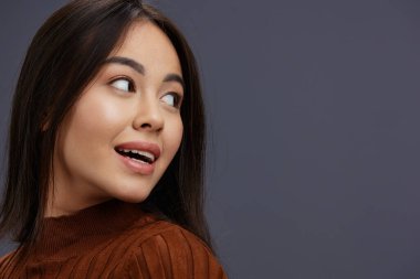 Güzel kadın el hareketleri kahverengi süveter modası izole arka plan