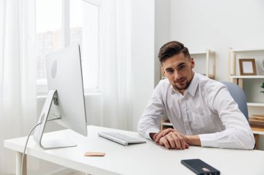 Beyaz gömlekli ofis çalışanı duyguları teknolojisi.
