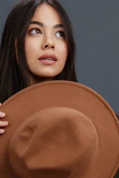 Vacker kvinna brun hatt hand gester mode känslor Grå bakgrund — Stockfoto