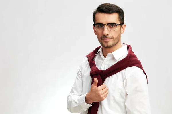 Jóképű férfi piros pulóver vállon szemüveg életmód üzleti és irodai koncepció — Stock Fotó